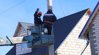 Установка оптики по опорам линий передачи / Фото: "Ростелеком"