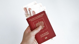 Паспорт и деньги / Фото: wirestock / freepik.com