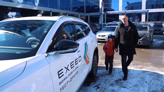 Илья Шаповалов с сыном / Фото: скриншот с видео