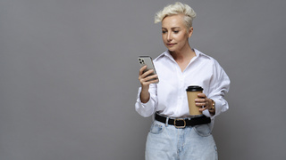 Девушка и телефон / Фото: Freepik