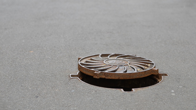 Открытый люк / Фото: водоканал