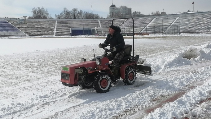 Очистка стадиона "Динамо" в Барнауле / Фото: пресс-служба "Динамо-Барнаул"