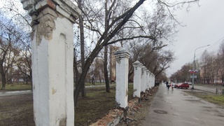 Снос старого забора в барнаульском парке "Изумрудный"/ Фото: Екатерина Смолихина