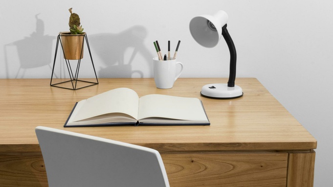 Письменный стол / Фото: freepik.com