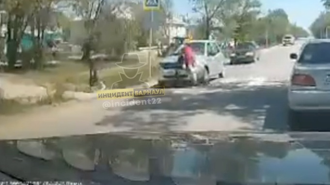Кадр из видео: "Инцидент Барнаул"