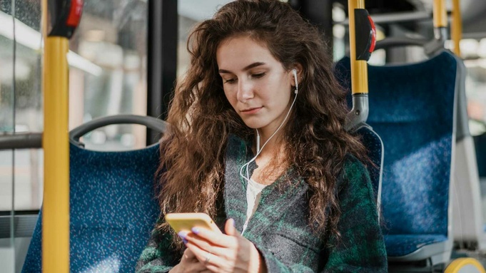 Автобус. Смартфон / Фото: freepik.com