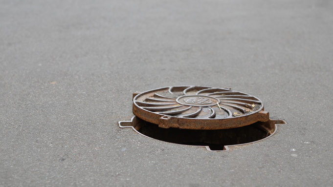 Открытый люк / Фото: пресс-служба "Росводоканал Барнаул"