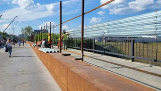 Ограждение на пешеходном мосту на Новом рынке/ Фото: тг-канал 