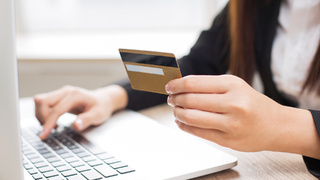 Ноутбук. Банковская карта / Фото: katemangostar / freepik.com