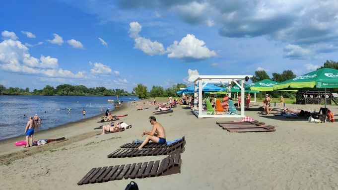 Барнаульцы ловят последние летние деньки на пляже "Водный мир" / Фото: читатель amic.ru