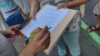 Сбор подписей против застройки части оврага за ТЦ "Европа"/ Фото: Екатерина Смолихина