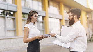 Раздача рекламных буклетов / Фото: freepik.com