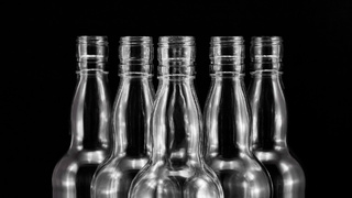 Пустые бутылки. Алкоголь / Фото: zirconicusso / Freepik