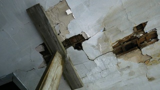 Потолок в доме на ул. Чкалова, 1а / Фото: amic.ru