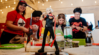 Команда "Алиса в стране пельменей" и ее талисман &ndash; статуэтка Константина Кинчева / Фото: Татьяна Алдабаева