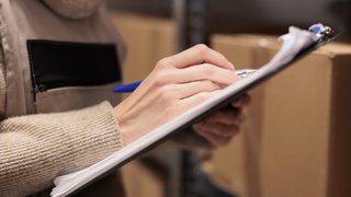 Склад. Продукция. Документы / Фото: DCStudio / freepik.com