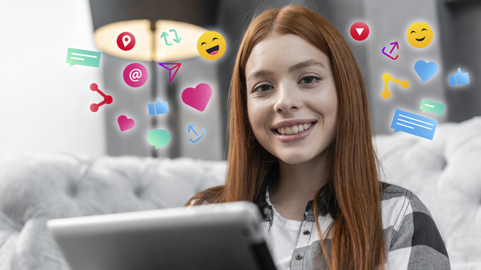 Комментарии. Лайки. Ноутбук / Фото: freepik.com