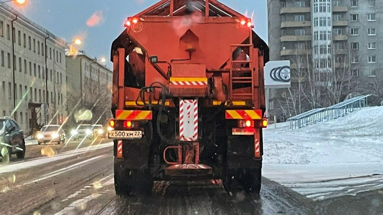 расчистка снега техникой снегопад. дорожная служба барнаул. зил дрсу. дорожная служба барнаул. колонна дорожной техники.