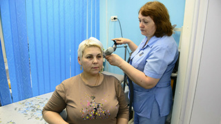 Врач-физиотерапевт Лариса Гоман проводит лечение на магнитном стимуляторе / Фото: Анна Зайкова / altapress.ru