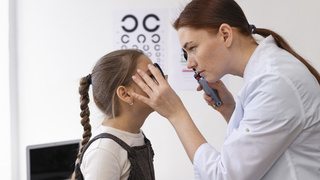 Проверка зрения у ребенка / Фото: freepik.com