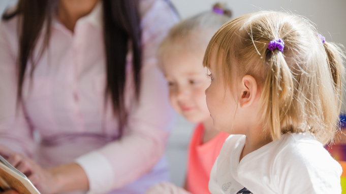 Детский сад. Воспитатель / Фото: freepik.com