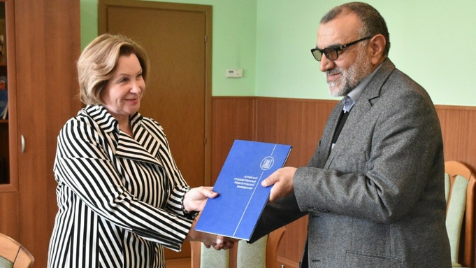 Ирина Лазаренко и Омер&nbsp;Сулайман / Фото: пресс-служба АлтГПУ