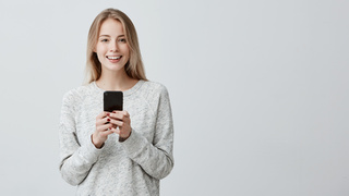 Девушка со смартфоном / Фото: freepik.com