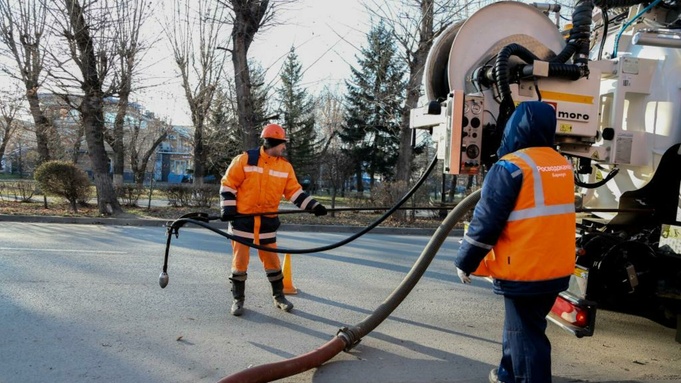 Промывка сетей водоотведения / Фото: пресс-служба "Росводоканал Барнаул"

