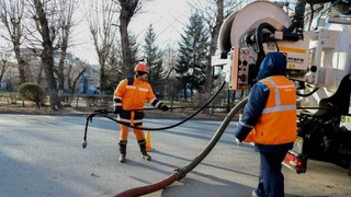 Промывка сетей водоотведения / Фото: пресс-служба "Росводоканал Барнаул"
