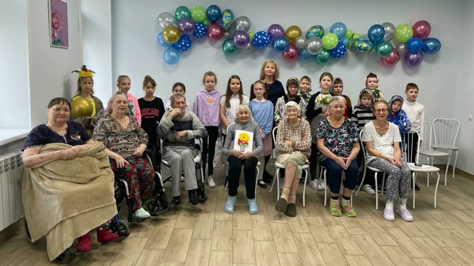 Жильцы пансионата "Бабушки и дедушки" с учениками / Фото предоставлено организацией