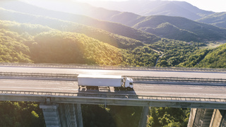 Грузовой транспорт / Фото: wirestock / Freepik