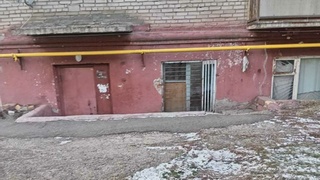 Цокольный подъезд в доме на ул. Научный Городок, 15 / Фото предоставлено жителями