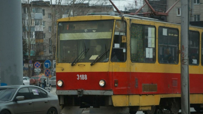В Барнауле временно изменили схемы движения трамваев из-за аварии