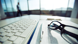 Документы. Гаджеты / Фото:  pressfoto/ Freepik