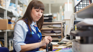 Сотрудник "Почты России" / Фото: пресс-служба компании