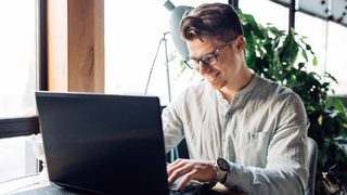 Ноутбук. Работа / Фото: freepic.diller / freepik.com