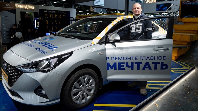 Победитель и главный приз розыгрыша / Фото: Дмитрий Днепровский