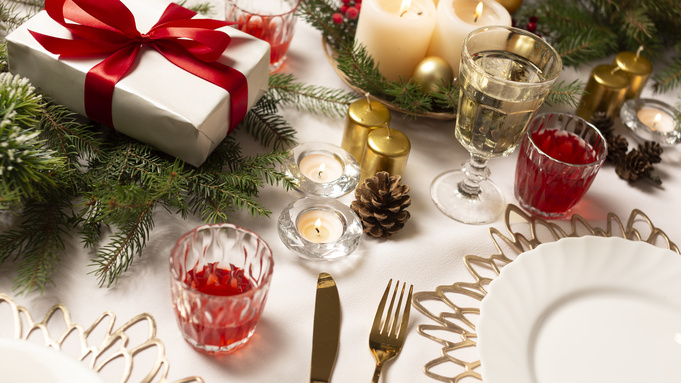 Новогодний стол / Фото: freepik.com