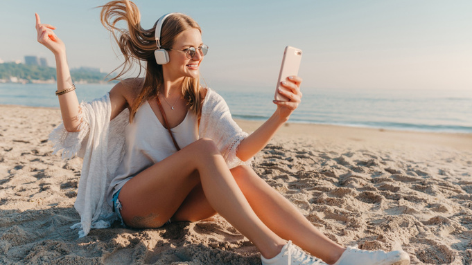 Девушка. Смартфон / Фото: freepik.com
