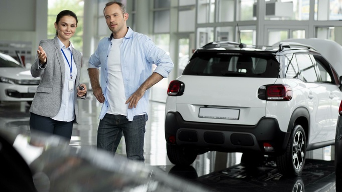 Автосалон / Фото: freepik.com