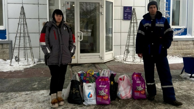 Сотрудники компании с подарками / Фото: пресс-служба "Росводоканал Барнаул"
