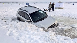 Провалившийся автомобиль / Фото: ГУ МЧС по Алтайскому краю