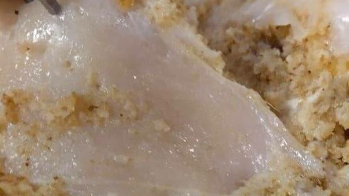 Недоготовленное мясо в школе № 133 / Фото предоставлено горожанами