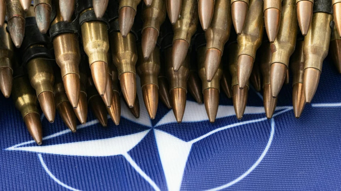 Символ НАТО и патроны / Фото: unsplash.com