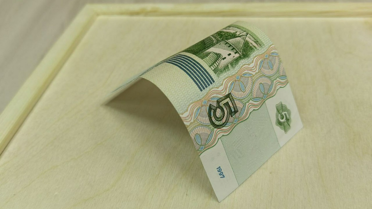 Пачка пятирублевых купюр. Пятирублёвая купюра 1997 года. Купюра 5 рублей. Купюра 5 рублей 1997. Банкноты 5 рублей 1997.