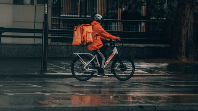 Курьер на велосипеде / Фото: unsplash.com