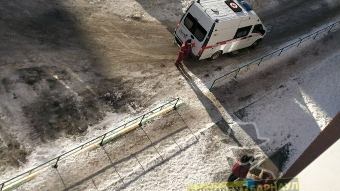 Скорая помощь у дома на Павловском тракте / "Инцидент Барнаул"