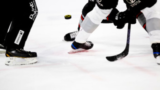 Хоккеисты на льду / Фото: unsplash.com