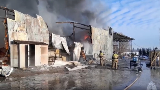 Горящий цех в селе Еловое / Кадр из видео МЧС России