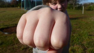 Злой школьник машет кулаками / Фото: pxhere.com